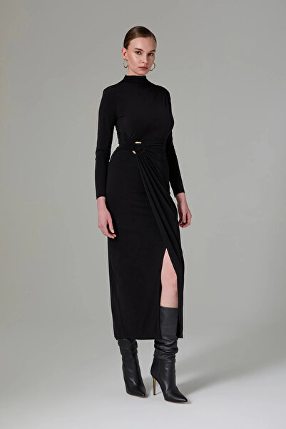 Sishli Aksesuar Detaylı Elbise