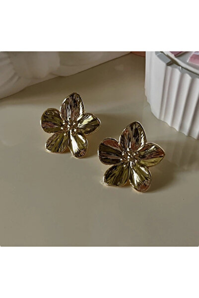 naaksesuar Vintage Inspired Earrings with Gold-Colored Flower Detail
