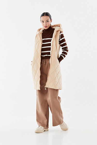 Lakshmi Long quilted vest with hood, light beige color