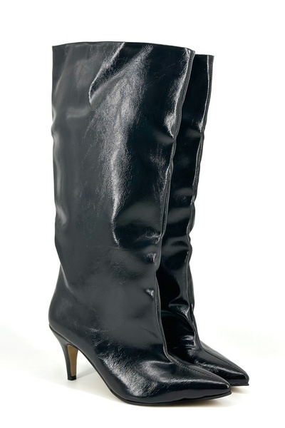 Shoebutik Γυναικείες ψηλοτάκουνες γόβες Yovana από μαύρο λουστρίνι με ραγισμένο επιφάνεια