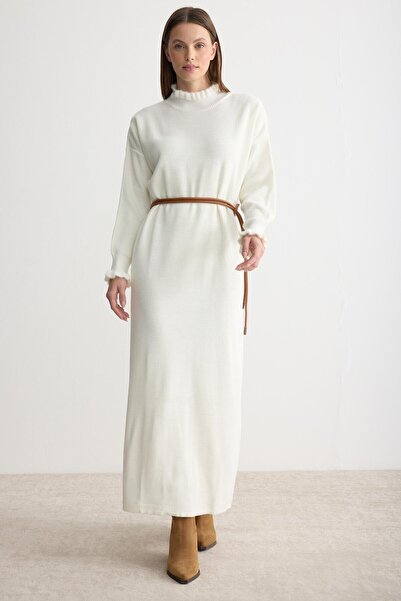 ipekton studio فستان تريكو قماش مجدّل بتفاصيل ريش إكرو