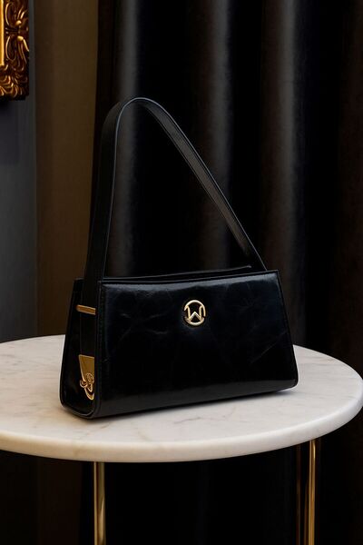 ZERVA QUEEN حقيبة كتف سوداء مع تفاصيل ذهبية