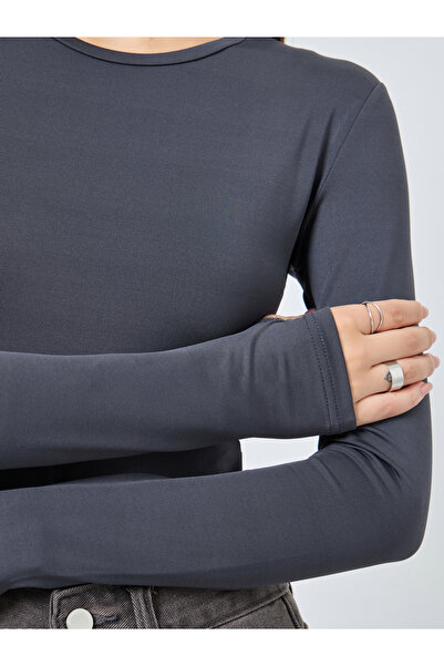 Styli Fitted Round Neck T-Shirt with Thumbhole Sleeves