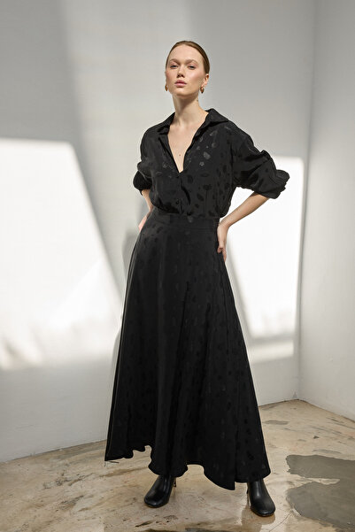 LADYA COLLECTION Μαύρη σατέν φούστα με υφή και βολάν, μακριά, μοντέλο Alessa