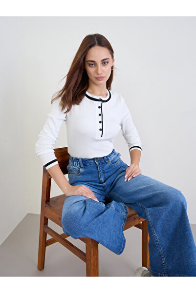 Styli حياكة مضلعة باللون الأبيض العاجي مع حواف سوداء