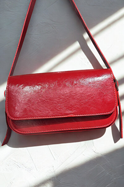 Tesettür Diyarı Geantă baghetă din piele lăcuită cu închidere dublă - Roșu
