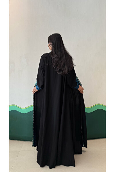 AYA عباية سوداء مع تطريز ازرق