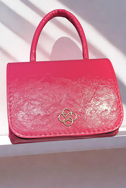 Tesettür Diyarı Μικρή δερμάτινη τσάντα με σχέδιο τριφυλλιού και αλυσίδα - Ροζ