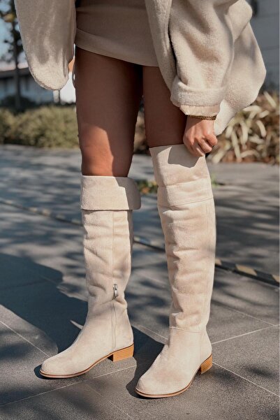 I Love Shoes حذاء نسائي من Jolvern مصنوع من جلد الغزال البيج مع تفاصيل شرابة