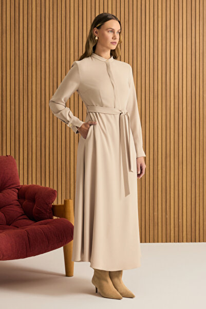 Aker Hakim Yaka Dökümlü Elbise