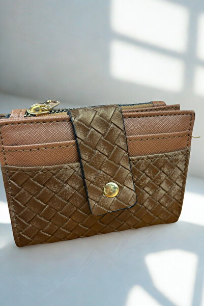 Tesettür Diyarı محفظة مزودة بحامل بطاقات منقوشة ومزخرفة بالمخمل من الأمام - بني