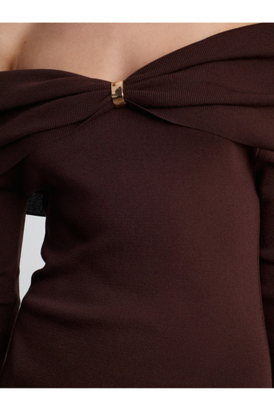 Dilvin 90261 Πλεκτό φόρεμα με λεπτομέρεια φιόγκου με ανοιχτό ώμο-Καφέ