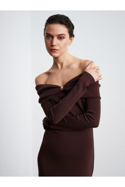 Dilvin 90261 Πλεκτό φόρεμα με λεπτομέρεια φιόγκου με ανοιχτό ώμο-Καφέ