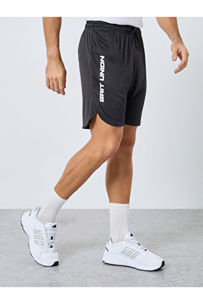 Styli شورت رياضي بطباعة نصية مع جيب