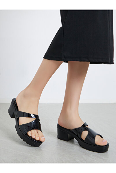 Styli صندل بكعب عريض وأشرطة متقاطعة