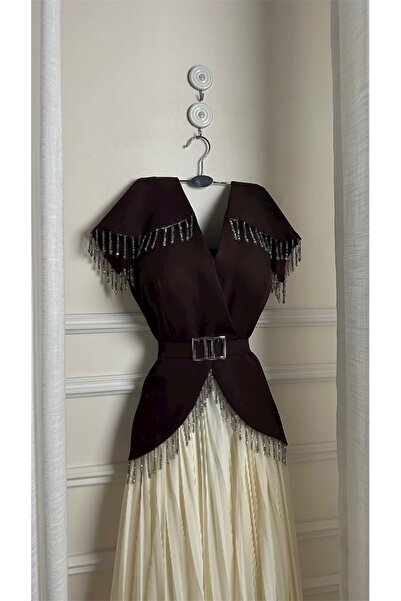 MASHN A luxurious evening dress that embodies elegance with a unique design in two contrasting colors.