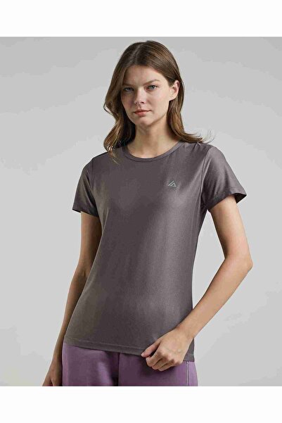 R&B تي شيرت رياضي بتفاصيل الشعار مع رقبة دائرية وأكمام قصيرة