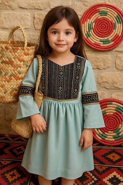 La reina petite فستان شعبي أزرق مطرز بأكمام واسعة من لارينا بتيت