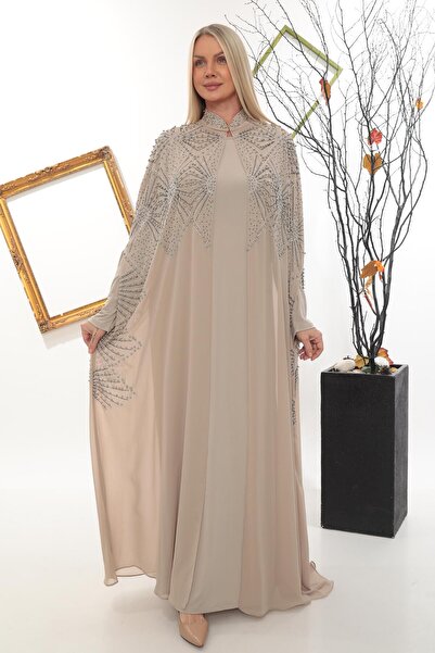 MİSS DİAMOND عباية أنيقة مطرزة بالحجر بلون الرمال البيج