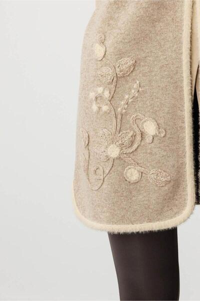 Desen 25014 Tricot Front with Flower Pattern Afrodite with Waving Bands and Snap Closure S-Necklace Long Vest