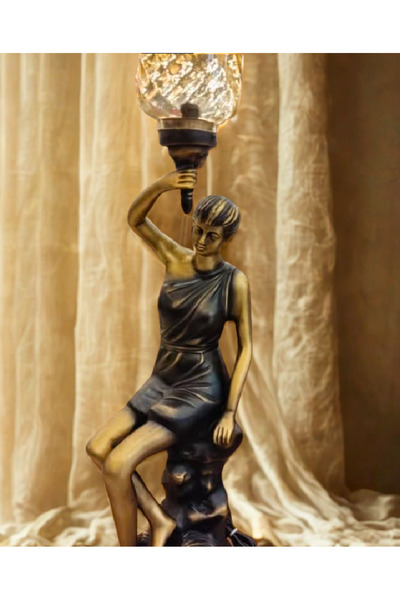 Yaratıcı sanatlar atölyesi تمثال معدني كبير لامرأة تحمل شعلة، عاكس ضوء معدني