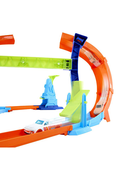 HOT WHEELS CIRCUIT CAMPIONUL SARITURII IN SPIRALA