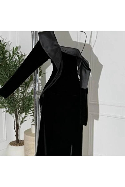 Nice Model A black velvet evening dress with a luxurious touch