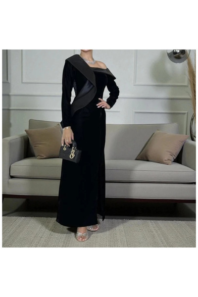 Nice Model A black velvet evening dress with a luxurious touch
