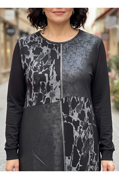 papilla Güncüoğlu Long Sleeved Sports Tunic with a Model on the Front and Ribbed Bottom and Sleeves