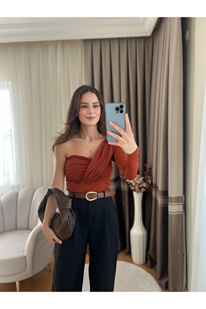 By Hanife Beyazateş KADIN TASARIM DRAPELİ TEK KOL BLUZ