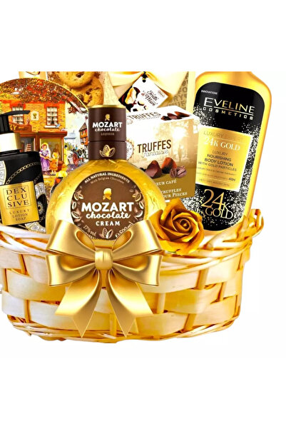 CADOURI RAFINATE Coș cadou ediție Gold pentru femei cu lichior Mozart, praline și produse cosmetice
