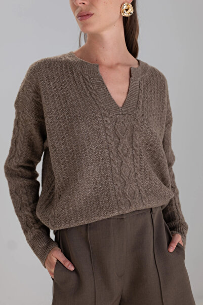 FASHION Women’s Knitted Sweater with V-Slit Neck and Cable Pattern - Taupe