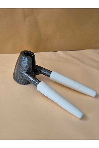 İtalyano Cast Walnut Cracker with Plastic Handle