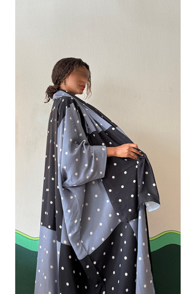 AYA عباية منقط باللونين الأسود والأزرق السماوي