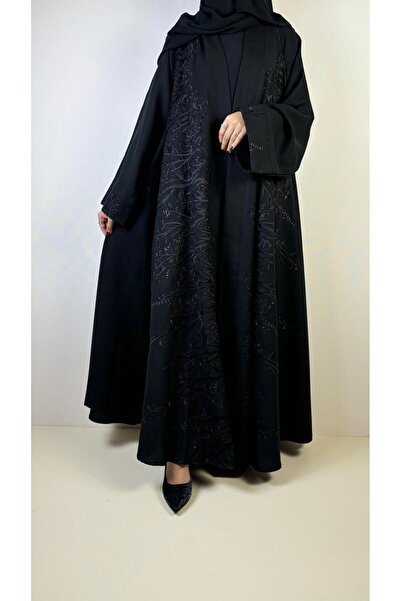 REİNA A full-length flared abaya made of linen crepe with black and mauve embroidery, featuring wide sleeves and a plain headscarf.