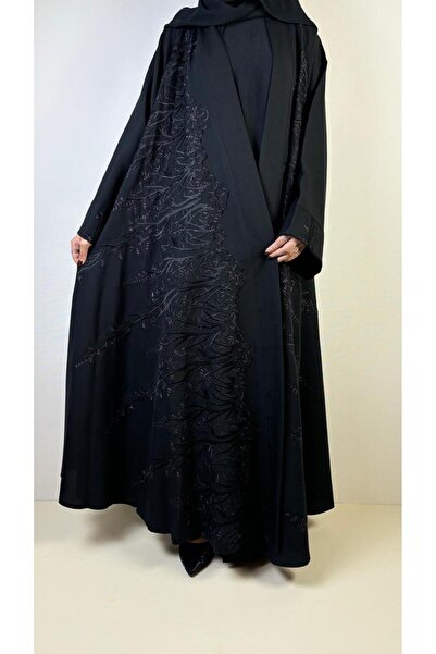REİNA A full-length flared abaya made of linen crepe with black and mauve embroidery, featuring wide sleeves and a plain headscarf.