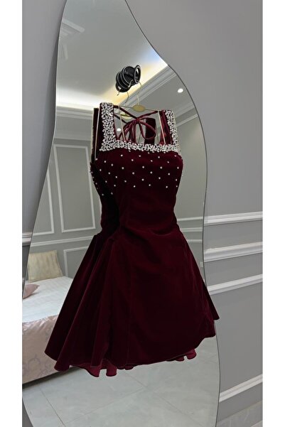 MASHN A short, daring wool dress for a confident and feminine look. Embellished with zircon stones and hand-embroidered.