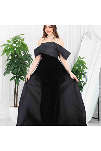 Nice Model Luxurious black evening dress with dropped sleeves, velvet design, and a wide train.