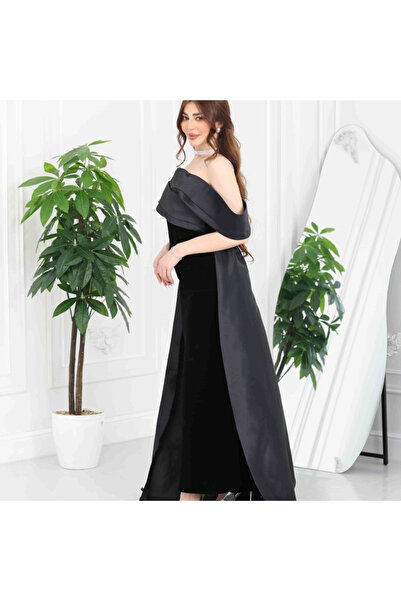 Nice Model Luxurious black evening dress with dropped sleeves, velvet design, and a wide train.