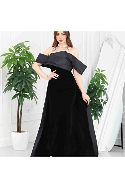 Nice Model Luxurious black evening dress with dropped sleeves, velvet design, and a wide train.