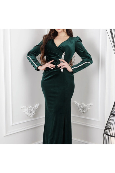 Nice Model Elegant green velvet evening dress adorned with sparkling crystals and a sophisticated fitted design.