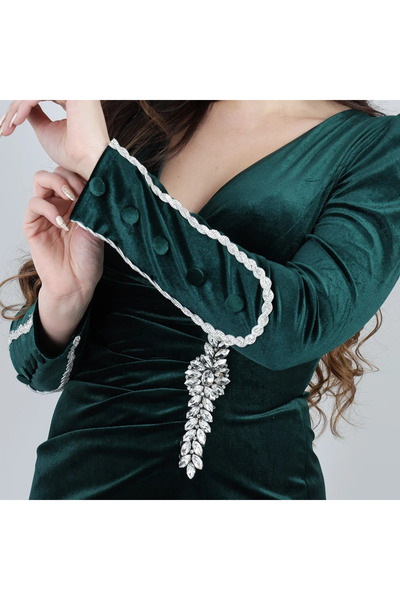 Nice Model Elegant green velvet evening dress adorned with sparkling crystals and a sophisticated fitted design.