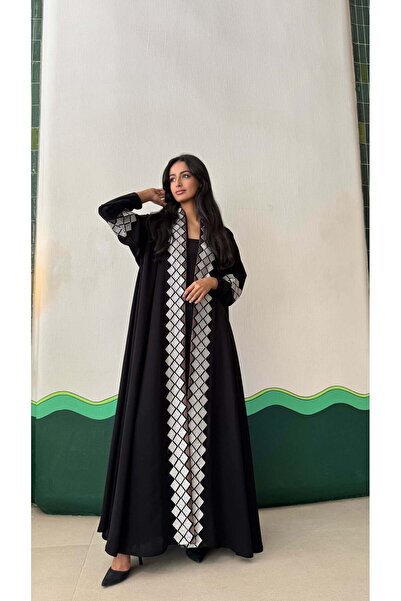 AYA عباية سوداء مطرزة بياقة وأكمام