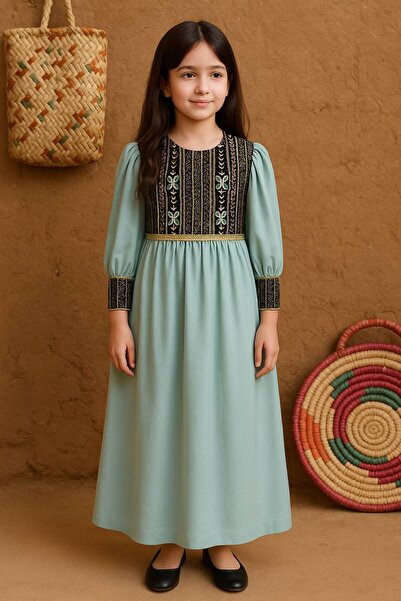 La reina petite جلابية شعبية باللون السماوي تطريز بالذهبي من لارينا بتيت