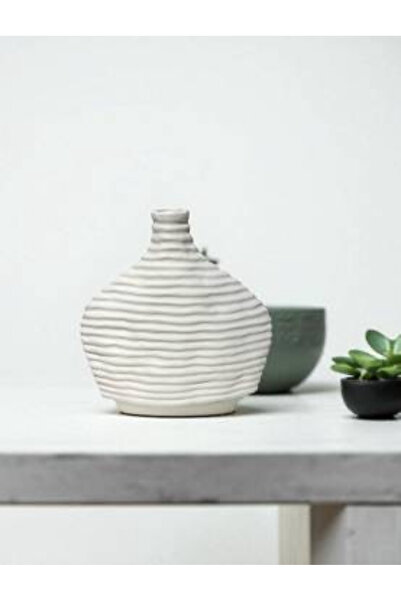 bity thok Ceramic vase with a wide wavy design in a matte white color
