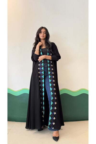 AYA عباية سوداء مطرزة باللون الأزرق