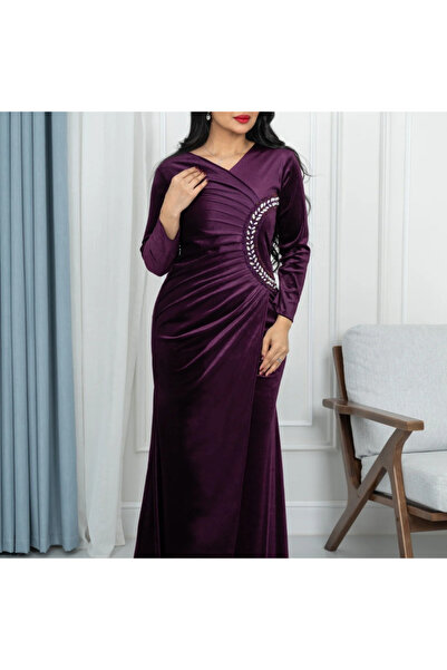 Nice Model Long velvet dress in dark purple with luxurious side embroidery