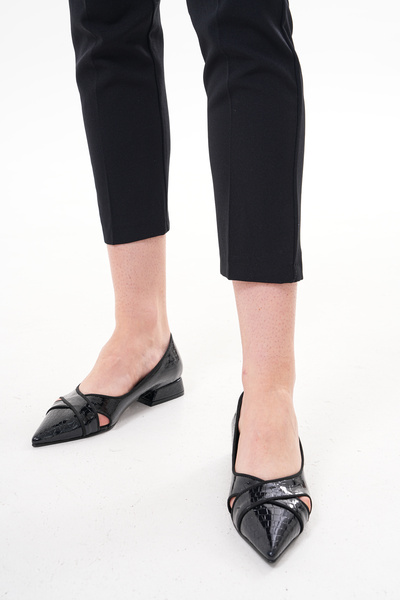 nuvilo حذاء باليه نسائي من الجلد الأسود اللامع مطبوع بكعب سميك <ne2> سم