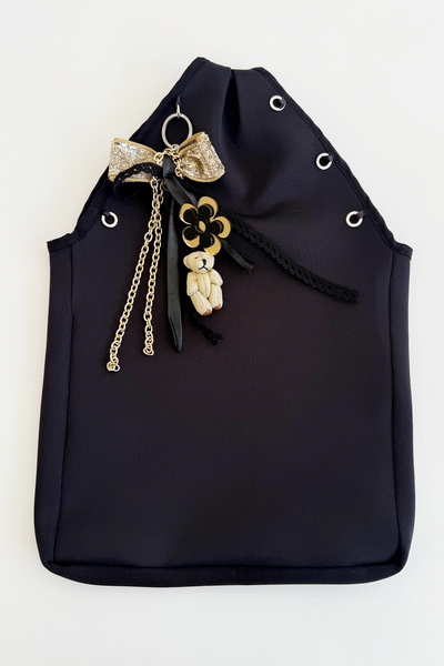 SheShe حقيبة سوداء مع دمية دب ذهبية ودلاية على شكل فيونكة