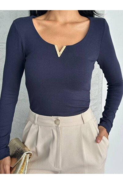 bahar uğurlu Body with Double Layers on the Front and Metal V on the Front, Made of Bubbley Fabric